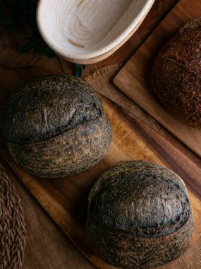 Bir somun taze pişmiş kömürlü ekşi ekmek. Aktif karbonlu siyah ciabatta ekmeği