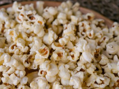 Tahta masada tereyağlı patlamış mısır..