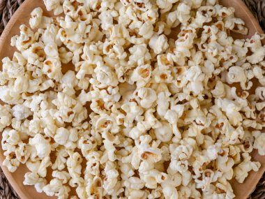 Tahta masada tereyağlı patlamış mısır..