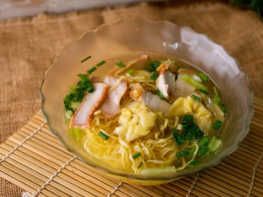 Yumurtalı erişte çorbası, kızarmış domuz eti ve kızarmış domuz eti..