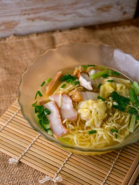 Yumurtalı erişte çorbası, kızarmış domuz eti ve kızarmış domuz eti..