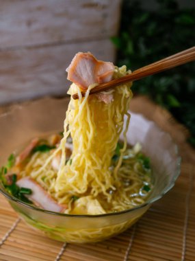 Yumurtalı erişte çorbası, kızarmış domuz eti ve kızarmış domuz eti..