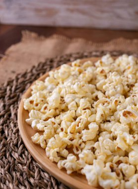 Tahta masada tereyağlı patlamış mısır..