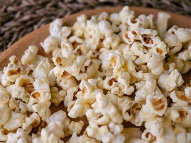 Tahta masada tereyağlı patlamış mısır..