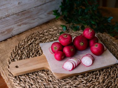 Taze organik kırmızı turp. Taze sebzeler dilimlenmiş fotokopi alanı.