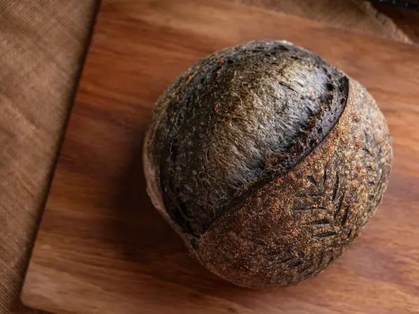 Bir somun taze pişmiş kömürlü ekşi ekmek. Aktif karbonlu siyah ciabatta ekmeği