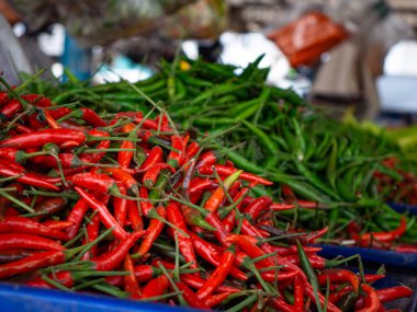 Yerel pazarda taze organik kırmızı acı biber.