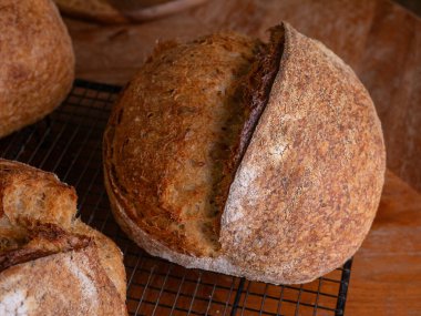 Kafe masasında taze pişmiş ekşi ekmek..