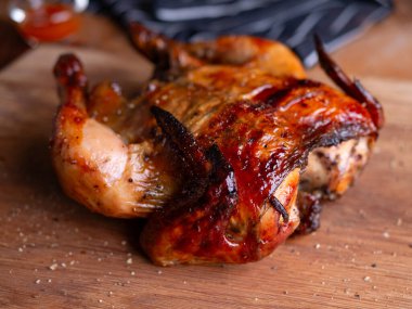 Tahta Masada Kızarmış Tavuk.