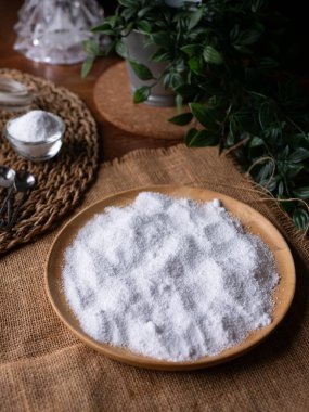 Şeker ikamesi ve müshil olarak kullanılan izolasyon ya da maltitol şeker alkolü.