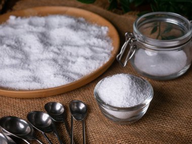 Şeker ikamesi ve müshil olarak kullanılan izolasyon ya da maltitol şeker alkolü.