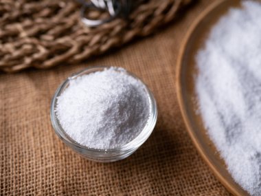 Şeker ikamesi ve müshil olarak kullanılan izolasyon ya da maltitol şeker alkolü.