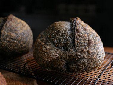 Bir somun taze pişmiş kömürlü ekşi ekmek. Aktif karbonlu siyah ciabatta ekmeği