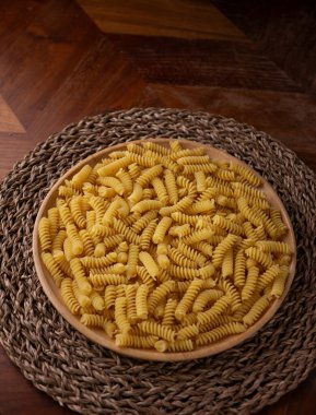 Çiğ Fusilli Spiral makarna desenli arka plan.