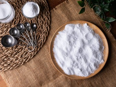 Şeker ikamesi ve müshil olarak kullanılan izolasyon ya da maltitol şeker alkolü.