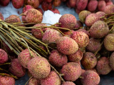 Süpermarkette satılık taze tatlı liçi..