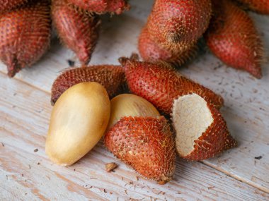 Som meyvesi, salacca zalacca veya yılan meyvesi egzotik tropikal meyveler.