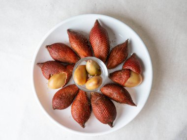 Som meyvesi, salacca zalacca veya yılan meyvesi egzotik tropikal meyveler.