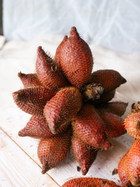 Som meyvesi, salacca zalacca veya yılan meyvesi egzotik tropikal meyveler.