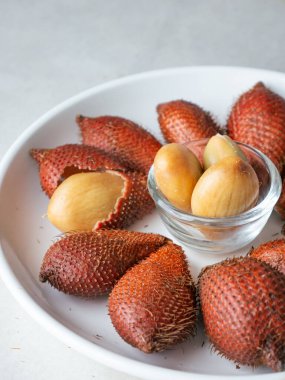 Som meyvesi, salacca zalacca veya yılan meyvesi egzotik tropikal meyveler.