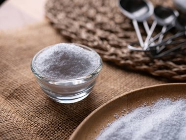 Şeker ikamesi ve müshil olarak kullanılan izolasyon ya da maltitol şeker alkolü.