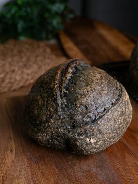 Bir somun taze pişmiş kömürlü ekşi ekmek. Aktif karbonlu siyah ciabatta ekmeği