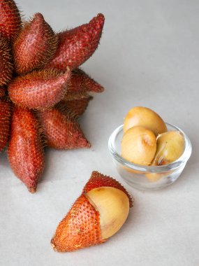 Som meyvesi, salacca zalacca veya yılan meyvesi egzotik tropikal meyveler.