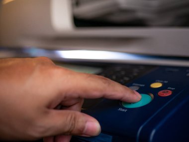 El bilgisayarını kapat ve ofis çalışanı, belge yazdırmak için Ofis 'in çok fonksiyonlu yazıcı tarayıcısını kullanmak için paneldeki başlama düğmesine bas. Bir Kopya Makinesi