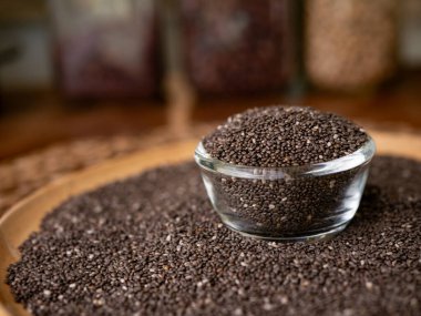 Organik doğal chia tohumları sağlığın süper gıdalara faydası.