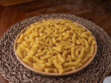 Çiğ Fusilli Spiral makarna desenli arka plan.