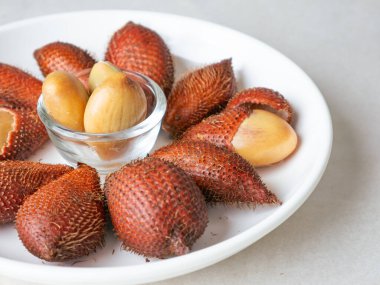 Som meyvesi, salacca zalacca veya yılan meyvesi egzotik tropikal meyveler.