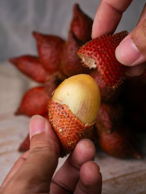 Som meyvesi, salacca zalacca veya yılan meyvesi egzotik tropikal meyveler.