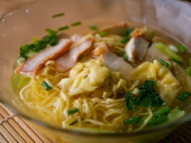 Yumurtalı erişte çorbası, kızarmış domuz eti ve kızarmış domuz eti..