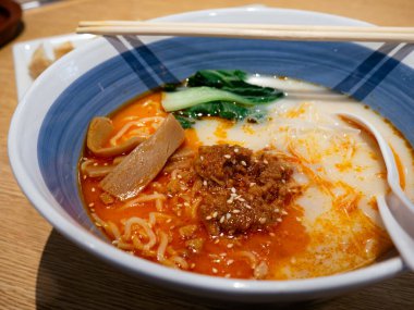 Tan Tan Ramen baharatlı Japon erişte çorbası ve Gyoza Japon ve Çin usulü kızarmış hamur tatlısı. Ramen restoranının masasında..
