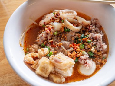 Tom Yum Deniz Ürünleri Eriştesi ile Çıtır Domuz Çıtırları ya da Domuz Derisi.