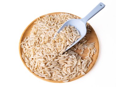 Beyaz badem çubuğu ahşap tahtaya dizilmiş, çok yönlü kepçe ve beyaz arkaplan.