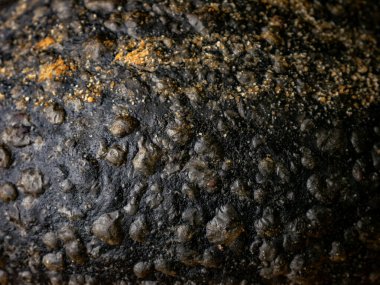 Kömür siyah ekmeğin doku kabuğu..