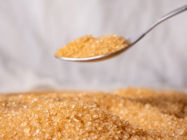 Kaşıklı organik açık kahverengi şeker.