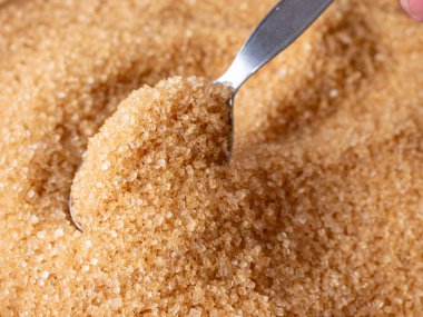 Kaşıklı organik açık kahverengi şeker.