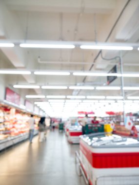 Modern süpermarket arka planının bulanık görüntüsü. Odaklanmış bokeh ışığı arka planında hipermarket alışverişi.