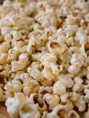 Tahta masada tereyağlı patlamış mısır..