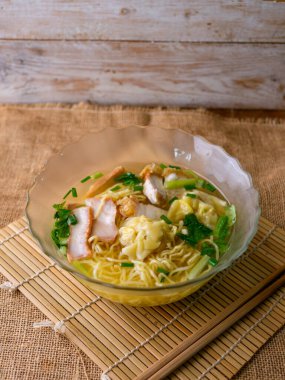 Yumurtalı erişte çorbası, kızarmış domuz eti ve kızarmış domuz eti..