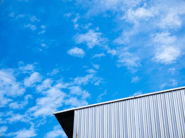 Bulutların oluşturduğu mavi gökyüzü. Gökyüzü manzarası.