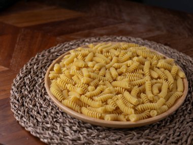 Çiğ Fusilli Spiral makarna desenli arka plan.