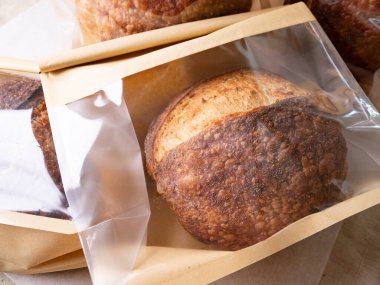 Beyaz Arkaplanda Şeffaf Plastik Torbada Ekmek Ekmek Satılık ya da Teslimata Hazır