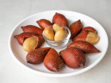 Som meyvesi, salacca zalacca veya yılan meyvesi egzotik tropikal meyveler.