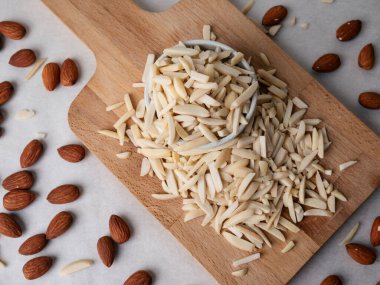 Badem ve Badem Badem Sopası tahta tahtada ve beyaz arka planda..