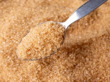 Kaşıklı organik açık kahverengi şeker.
