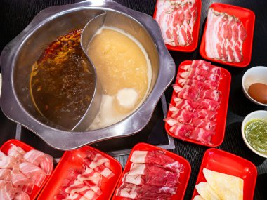 Baharatlı Mala, yemek masasında dilimlenmiş etle servis yapmaya hazır..