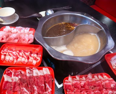 Baharatlı Mala, yemek masasında dilimlenmiş etle servis yapmaya hazır..